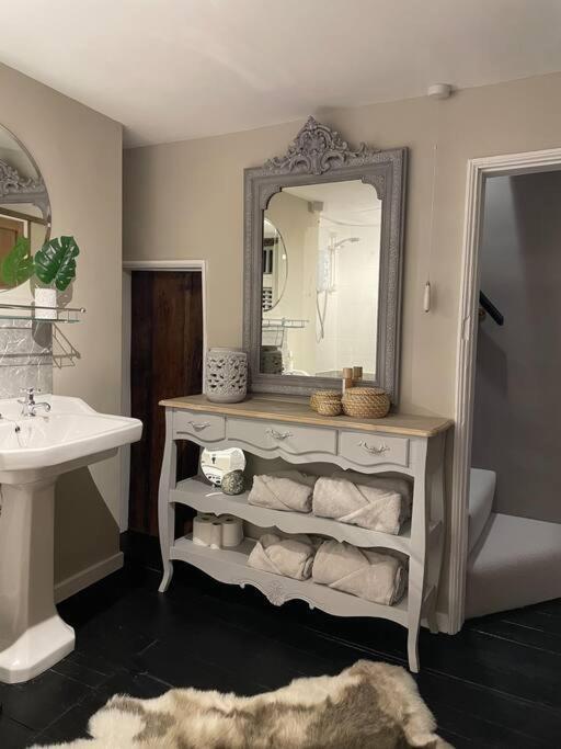 Entire Georgian Luxury Home - 3 Storey- High St Henley-In-Arden -Two Bedrooms-Sleeps 4 Exterior foto